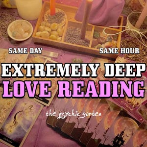 Puede incluir: Una mesa preparada para una lectura psíquica con cartas del tarot, velas y cristales. El texto en la imagen dice "EXTREMELY DEEP LOVE READING" y "the psychic garden". La combinación de colores es púrpura y dorado.
