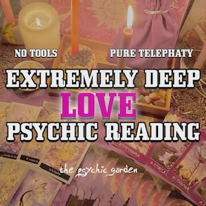 Op de afbeelding: Een opstelling van tarotkaarten, kaarsen en kristallen op een paarse ondergrond. De tekst luidt "EXTREEM DIEPE LIEFDE PSYCHISCHE LEZING" met de toevoegingen "GEEN GEREEDSCHAP" en "PURE TELEPATHIE". De tekst "the psychic garden" is ook zichtbaar.