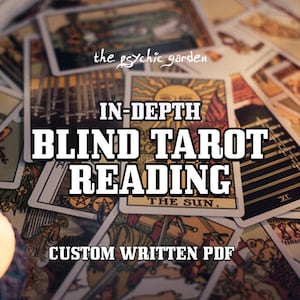 Könnte beinhalten: Eine Ansammlung von Tarotkarten mit dem Text "IN-DEPTH BLIND TAROT READING" und "CUSTOM WRITTEN PDF". Die Karten sind auf einer dunklen Oberfläche angeordnet, mit einer brennenden Kerze und den Worten "the psychic garden".