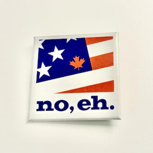 Può includere: Una spilla quadrata con un design grafico che combina elementi della bandiera americana con una foglia d'acero arancione al centro. Il testo "no, eh." è stampato in grassetto, in lettere minuscole blu scuro, nella parte inferiore.