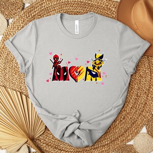Deadpool Wolverine Mom Shirt, Superhero MOM Graphic Tee, Mothers Day Gift, Funny Comic Mom Shirt, Mom Marvel Style Tee afbeelding 6