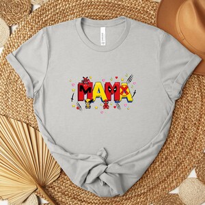 Camiseta Deadpool Wolverine para mamá, camiseta gráfica de superhéroe MAMA, regalo para el Día de la Madre, camiseta divertida de cómic para mamá, camiseta estilo Marvel para mamá imagen 5