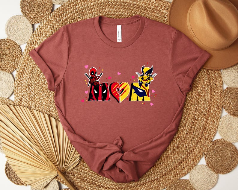 Op de afbeelding: Een witte keramische mok met een zwart handvat en de tekst "But First, Coffee" in een zwarte, handgeschreven lettertype. De mok staat op een wit oppervlak.