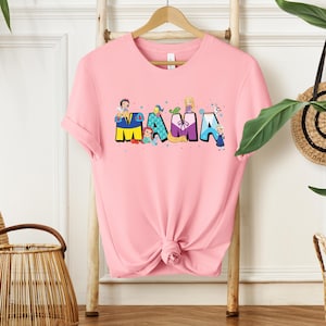 K&ouml;nnte beinhalten: Rosafarbenes T-Shirt mit einem Aufdruck von Disney-Prinzessinnen, die das Wort "MAMA" buchstabieren.
