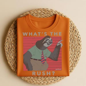 Puede incluir: Camiseta naranja con un dise&ntilde;o de perezoso de dibujos animados y el texto "WHAT'S THE RUSH?". El perezoso lleva una camisa verde y una corbata a rayas rojas y azules. El dise&ntilde;o est&aacute; sobre un fondo a rayas rojas.