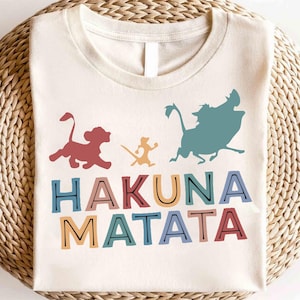 Maglietta retrò Disney Hakuna Matata Comfort Color, Magliette Animal Kingdom, Disney Il Re Leone, Magliette Disney Family Trip 2025, Maglietta Disney Vacation