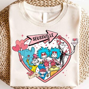 Seussville Herzform Valentine Shirt, Seuss Tag, Seuss Valentine T-Shirt, lesen Shirt, Valentinstag Buch Liebhaber Geschenke, Lehrer Valentine Sweatshirt
