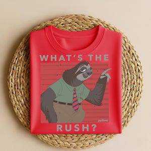 Puede incluir: Camiseta roja de cuello redondo con un perezoso de dibujos animados de Zootopia. El perezoso lleva una camisa verde y una corbata a rayas, con el texto "WHAT'S THE RUSH?" encima y debajo de la imagen. La camiseta se muestra sobre una estera tejida.