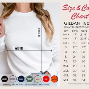 K&ouml;nnte beinhalten: Wei&szlig;es Gildan 18000 Heavy Blend Sweatshirt mit Gr&ouml;&szlig;en- und Farbtabelle. Die Tabelle listet die Ma&szlig;e in Zoll f&uuml;r Breite, L&auml;nge und &Auml;rmell&auml;nge auf. Verf&uuml;gbare Farben sind Wei&szlig;, Schwarz, Marineblau und Rot.