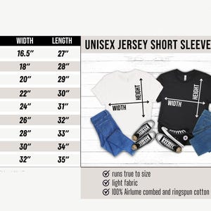 Op de afbeelding: Maattabel voor een Unisex Jersey Short Sleeve Tee, met afmetingen in inches. Maten vari&euml;ren van XS tot 5XL. De tabel toont breedte en lengte in inches. Twee t-shirts, &eacute;&eacute;n wit en &eacute;&eacute;n zwart, worden weergegeven met jeans en sneakers.