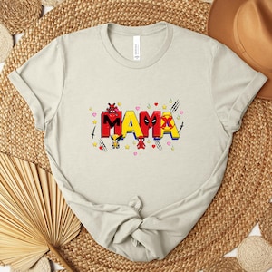 Camiseta Deadpool Wolverine para mamá, camiseta gráfica de superhéroe MAMA, regalo para el Día de la Madre, camiseta divertida de cómic para mamá, camiseta estilo Marvel para mamá imagen 1