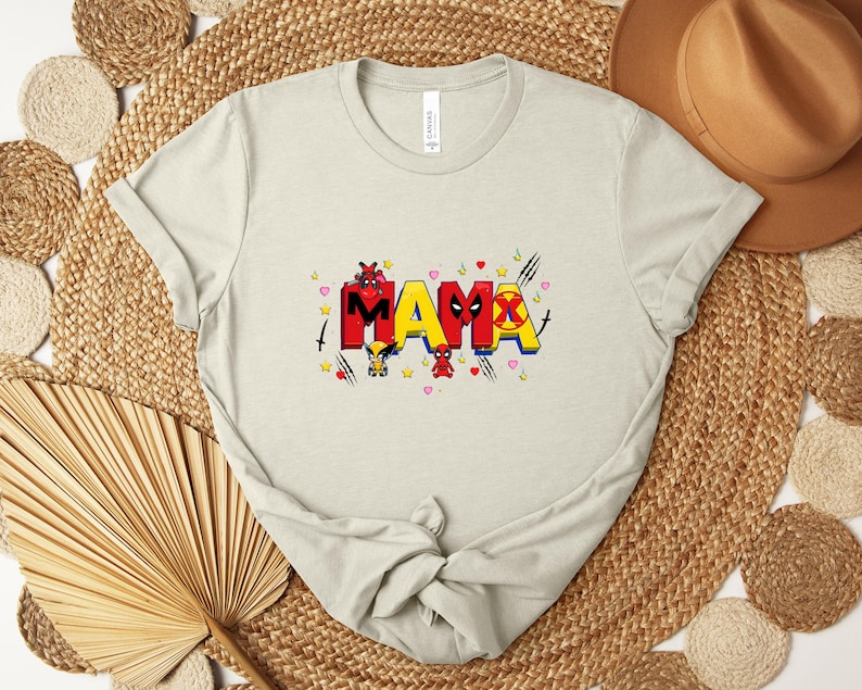 Camiseta Deadpool Wolverine para mamá, camiseta gráfica de superhéroe MAMA, regalo para el Día de la Madre, camiseta divertida de cómic para mamá, camiseta estilo Marvel para mamá imagen 1