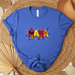 Camiseta Deadpool Wolverine para mamá, camiseta gráfica de superhéroe MAMA, regalo para el Día de la Madre, camiseta divertida de cómic para mamá, camiseta estilo Marvel para mamá imagen 7