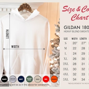 K&ouml;nnte beinhalten: Ein wei&szlig;er Kapuzenpullover mit Fronttasche, der an einem Holzb&uuml;gel h&auml;ngt. Das Bild enth&auml;lt eine Gr&ouml;&szlig;en- und Farbtabelle mit Ma&szlig;en in Zoll f&uuml;r das Gildan 18000 Heavy Blend Sweatshirt. Verf&uuml;gbare Farben werden gezeigt.