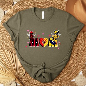 Op de afbeelding: Een set van drie keramische mokken met een gespikkelde, matte afwerking. De mokken zijn in cr&egrave;me, lichtgrijs en donkergrijs. Elke mok heeft een eenvoudig, minimalistisch ontwerp.