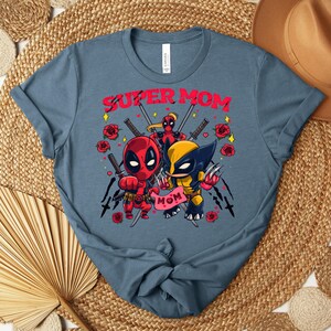 K&ouml;nnte beinhalten: Rustikales Holzschild mit dem Text "Welcome to our home" in wei&szlig;er Schrift. Das Schild hat eine Used-Optik und ein schlichtes, einladendes Design, ideal f&uuml;r die Eingangsbereichsdekoration.