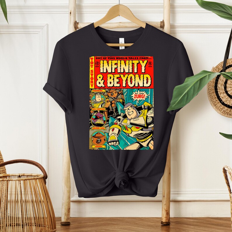 Puede incluir: Una camiseta negra con un dise&ntilde;o de c&oacute;mic vintage con Buzz Lightyear y el texto "Toy Story Infinity & Beyond".