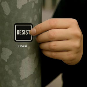 RESISTステッカーパック：1インチ政治抗議ステッカー - 防水光沢/マット