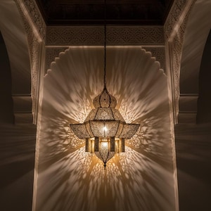 Peut inclure: Un lustre en laiton orné à plusieurs niveaux avec des motifs découpés complexes, projetant des jeux d'ombre et de lumière spectaculaires sur les murs. Le luminaire est suspendu à un plafond sombre, éclairant une pièce au design architectural.