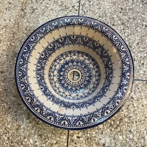 Puede incluir: Un letrero de madera rústica con el texto "Welcome to our home" en letras blancas. El letrero presenta un acabado envejecido y un diseño simple y acogedor, ideal para un porche o entrada.