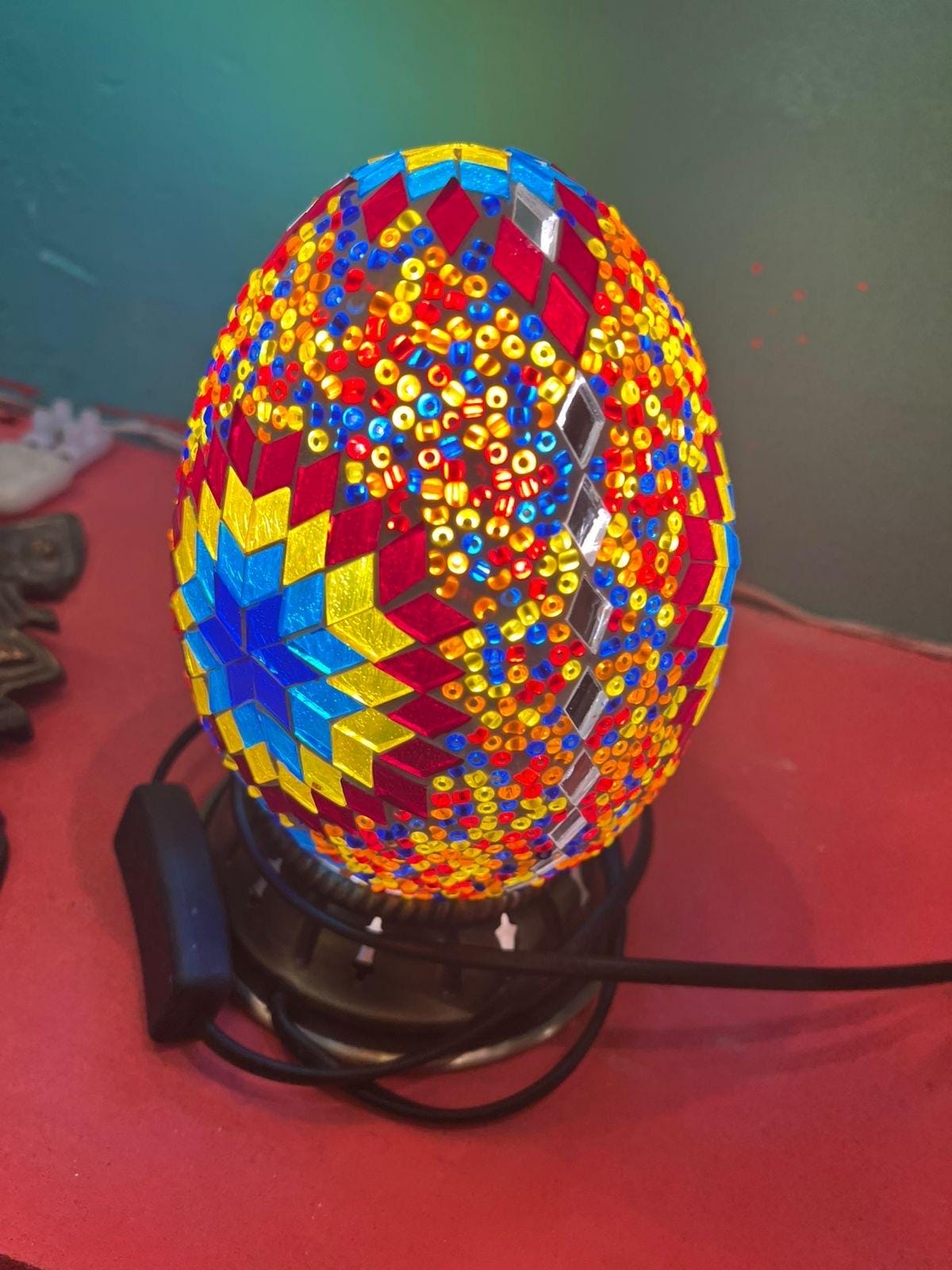 Lampada da tavolo in mosaico turco fatta a mano - Vetro arancione e rosso, comodino o lampada da scrivania in ottone bohémien, perfetto regalo per l'arredamento contemporaneo della casa - Italia
