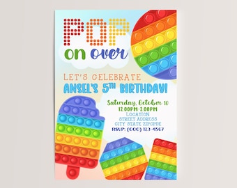 Puede incluir: Una invitación de cumpleaños colorida con el texto "Pop on over" y "Let's Celebrate Ansel's 5th Birthday!" La invitación presenta un juguete pop-it arcoíris y una paleta de hielo pop-it.