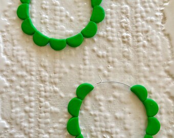 Green scallop hoop earrings