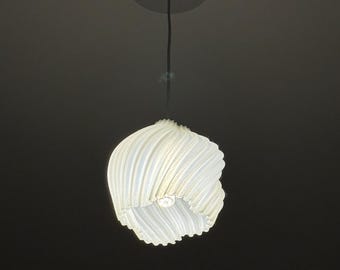 Puede incluir: Una lámpara colgante blanca con nervaduras que cuelga de un techo con una placa de techo circular blanca.