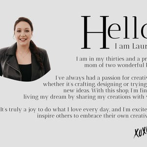 Puede incluir: Una mujer con cabello oscuro y una chaqueta de cuero negra sonr&iacute;e a la c&aacute;mara. El texto "Hello I am Laura!" est&aacute; por encima de ella. El texto debajo de ella dice "I am in my thirties and a proud mom of two wonderful kids. I've always had a passion for creativity, whether it's crafting, designing or trying out new ideas. With this shop, I'm finally living my dream by sharing my creations with you. It's truly a joy to do what I love every day, and I'm excited to inspire others to embrace their own creativity! XOXO"