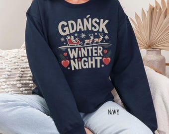 Może przedstawiać: Granatowa bluza z napisem "GDAŃSK WINTER NIGHT" w kolorze kremowym. Projekt zawiera płatki śniegu, sanie, renifery i serca. Słowo "NAVY" jest wydrukowane na dole.