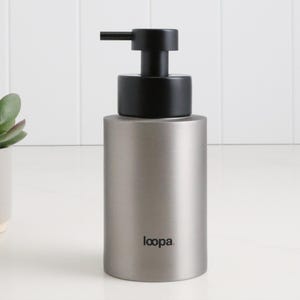 Modern tvålpumpflaska i borstat rostfritt stål | Påfyllningsbar handtvättsdispenser i metall | Hållbar köks- och badrumsinredning | 250 ml