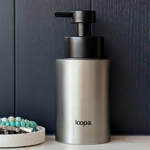 Dispenser di sapone in acciaio inossidabile spazzolato, flacone con pompa ricaricabile da 250 ml, elegante e minimalista, accessorio per lavello o mobiletto per cucina o bagno.