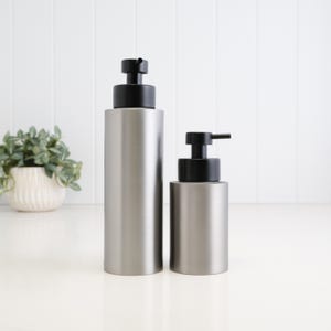 Dispenser di sapone in acciaio inossidabile spazzolato / Flacone con pompa manuale per liquidi ricaricabile / Arredo bagno ecologico / Accessorio per lavandino / 250 ml o 500 ml