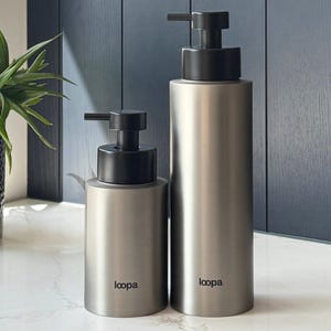 Flacone dispenser di sapone in acciaio inossidabile spazzolato, ricaricabile, per sapone per le mani o lozione, 250 ml o 500 ml, accessorio moderno per bagno o cucina.