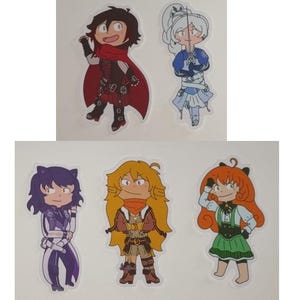 Peut inclure: Ensemble de cinq autocollants de personnages de dessins animés. Les personnages arborent des tenues distinctives, notamment rouges, blanches, bleues, violettes et jaunes. Les autocollants sont sur fond blanc.