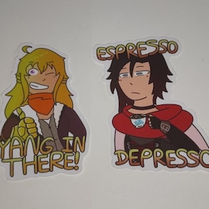 Peut inclure: Deux autocollants de dessin animé représentant des personnages de la série animée RWBY. Le premier autocollant représente Yang Xiao Long avec le texte "Yang in there !" Le deuxième autocollant représente Ruby Rose avec le texte "Espresso Depresso".
