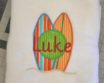 Toalla personalizada para niños - Toalla de playa personalizada Esta tiene el diseño de tabla de surf y dice "Luke".