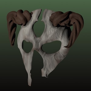 Op de afbeelding: Een verweerd, gebroken wit masker met twee grote, bruine, gebogen hoorns. Het masker heeft oog- en mondopeningen en een getextureerd oppervlak. De achtergrond is een donkergroene gradiënt.
