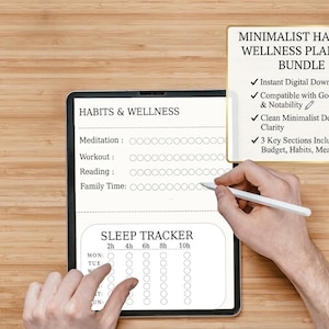 Può includere: Un tablet digitale che mostra un pianificatore di abitudini e benessere con sezioni per meditazione, allenamento, lettura, tempo in famiglia e un tracker del sonno. Il testo recita: MINIMALIST HABIT & WELLNESS PLANNER BUNDLE, Instant Digital Download, Compatible with GoodNotes & Notability, Clean Minimalist Design for Clarity, 3 Key Sections Included: Budget, Habits, Meals.