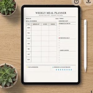 Può includere: Un tablet digitale che mostra un modello di pianificatore settimanale dei pasti con una griglia per colazione, pranzo e cena dal lunedì alla domenica, una lista della spesa e sezioni per l'idratazione e le note.