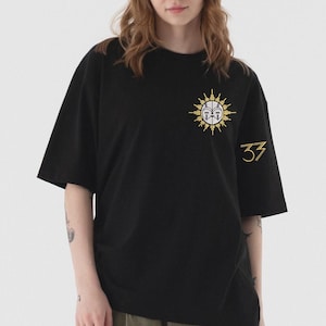 Clair Obscur Expedition 33 broderad t-shirt, minimalistisk Esquie broderad t-shirt, Esquie Expedition 33 videospelinspirerad, gamerfan-gåva