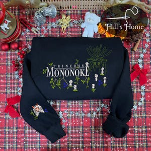 Pu&ograve; includere: Felpa nera con ricamo "Principessa Mononoke". Il design include uno spirito della foresta, gli spiriti Kodama e una creatura simile a un lupo. La felpa ha maniche lunghe e girocollo.