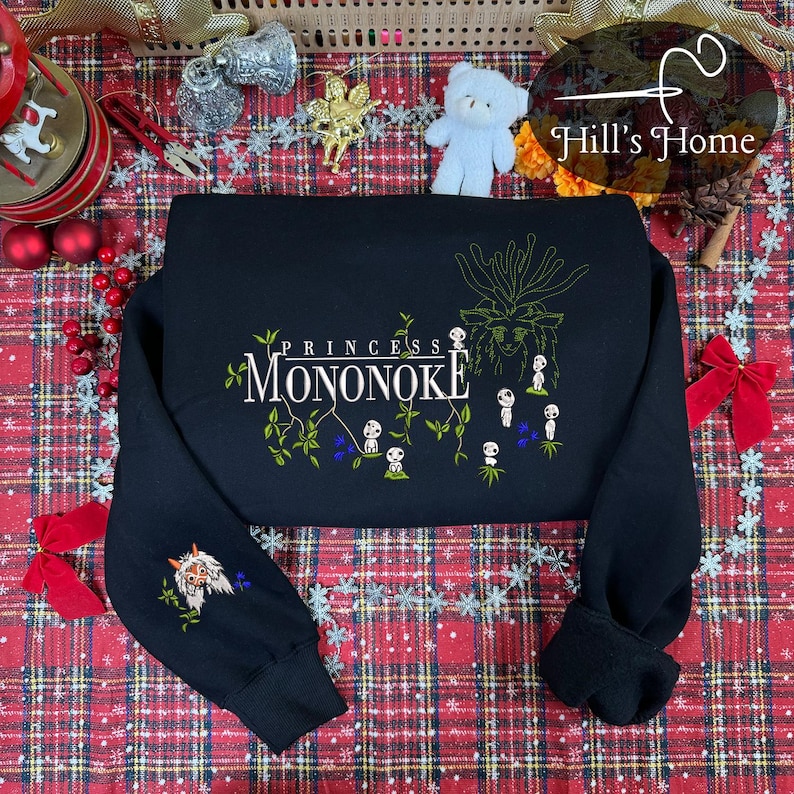 Pu&ograve; includere: Felpa nera con ricamo "Principessa Mononoke". Il design include uno spirito della foresta, gli spiriti Kodama e una creatura simile a un lupo. La felpa ha maniche lunghe e girocollo.
