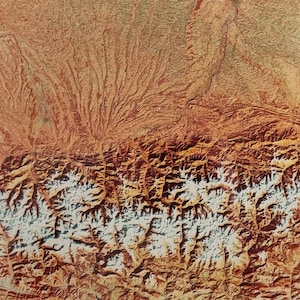 Photographie satellite Landsat 1980 encadrée – Relief montagneux, teintes infrarouges