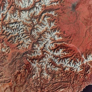 Photographie satellite Landsat 1975 encadrée – Relief montagneux, teintes infrarouges