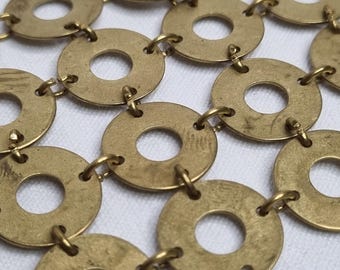 Stara włoska plecionka metalowa z lat 70-80 XX wieku, wykonana z mosiądzu złoconego, z ruchomymi krążkami o średnicy 12 mm i szerokości 5 cm, sprzedawana na metry.