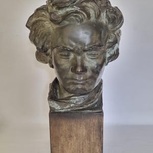 Grande busto di Ludwig van Beethoven tratto da un'opera di Cyprian Godebski, in gesso con doppia patina di bronzo su base effetto legno, inizio XX secolo, 46 cm.