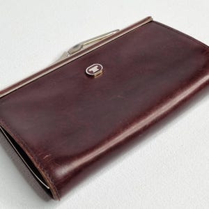 Vintage Burgundy Leather Wallet by Le Tanneur – Classic Metal Clasp