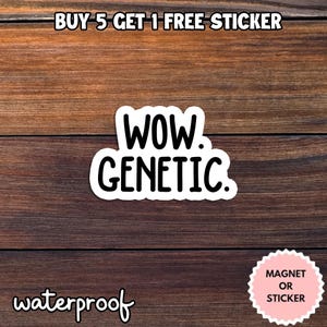 Op de afbeelding: Een witte sticker met de woorden "WOW. GENETIC." in zwart, met een zwarte omlijning. De sticker staat op een houten achtergrond. Bovenin staat de tekst "BUY 5 GET 1 FREE STICKER." Het woord "waterproof" staat onderaan.