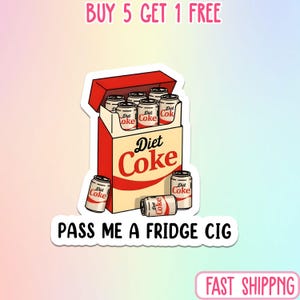Puede incluir: Una pegatina que muestra una caja roja y beige de latas de Diet Coke, diseñada para parecerse a un paquete de cigarrillos. El texto "Diet Coke" es prominente. La frase "PASS ME A FRIDGE CIG" está escrita debajo.